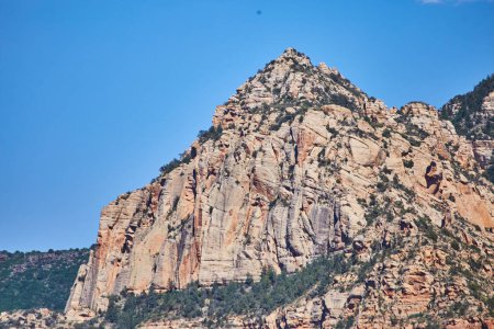 Foto de Sedonas Majestuoso Paisaje de Montaña Bajo Cielo Azul Claro, Mostrando Diversidad Geológica y Desierto Indomable, 2016 - Imagen libre de derechos