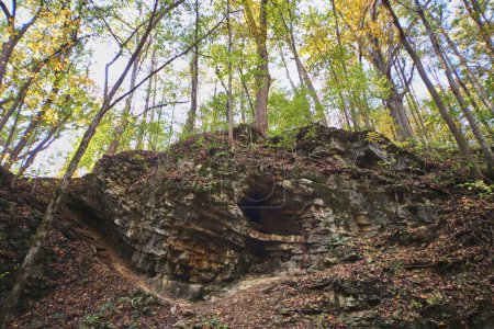 Téléchargez les photos : Serene Autumnal View of Ancient Limestone Cave Entrance in Salamonie River State Forest, Indiana, 2016 - en image libre de droit
