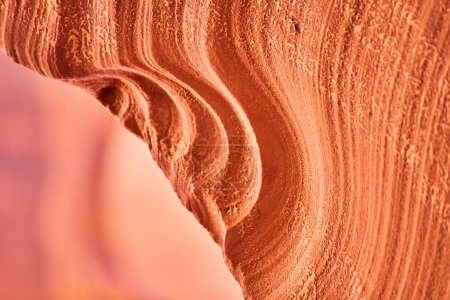 Téléchargez les photos : Coucher de soleil illumine les riches textures d'une formation de grès à Antelope Canyon, Arizona, capturant la beauté de l'érosion géologique - en image libre de droit
