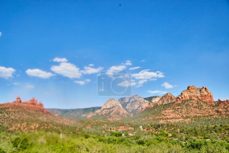 Foto de Sedonas Majestic Red Rock Formations Under a Vast Blue Sky, Arizona, 2016 - Un paisaje tranquilo del desierto - Imagen libre de derechos