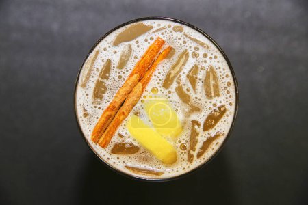 Téléchargez les photos : Vue aérienne d'un cocktail pétillant au citron et à la cannelle dans un restaurant mexicain à Fort Wayne, Indiana, 2017 - en image libre de droit