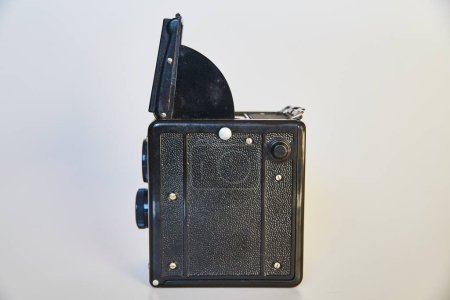 Foto de Cámara réflex vintage de doble lente de la colección 2016, que muestra la tecnología de fotografía clásica con su exterior de textura negra, sobre un fondo de gradiente suave en Indiana. - Imagen libre de derechos