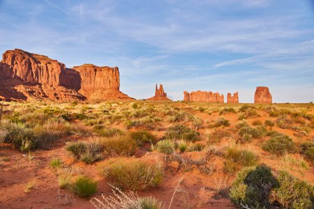 Foto de La hora dorada brilla en las mesas y buttes de Monument Valleys en Arizona, capturando la belleza escarpada del desierto del suroeste en 2016 - Imagen libre de derechos