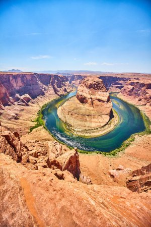 Téléchargez les photos : Vue à couper le souffle de 2016 sur Horseshoe Bend, Colorado River coulant dans un paysage animé de l'Arizona, sous le ciel bleu vif - en image libre de droit