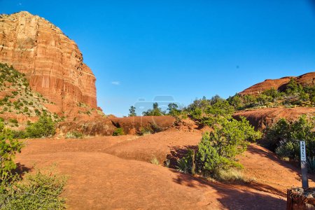 Foto de Día soleado en la vibrante Bell Rock en Sedona, Arizona, mostrando una marcada ruta de senderismo por el desierto en medio de llamativas formaciones geológicas - Imagen libre de derechos