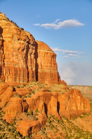 Foto de Sedonas Majestic Bell Rock, Arizona, tomando el sol en la cálida tarde, mostrando capas geológicas y resistencia al desierto - 2016 - Imagen libre de derechos