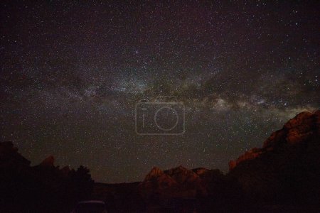 Foto de Impresionante vista de la Vía Láctea esparcida a través del cielo nocturno sobre las escarpadas montañas de Arizona, 2016, en el prístino desierto de Sedona. - Imagen libre de derechos