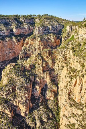Foto de Vista aérea del majestuoso paisaje del cañón en Sedona, Arizona, 2016 - Acantilados rocosos y vegetación a la luz del día - Imagen libre de derechos
