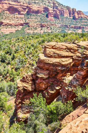 Foto de Formaciones de rocas rojas iluminadas por el sol en Devils Bridge, Sedona, Arizona, 2016 - Un paisaje robusto del desierto con rocas estratificadas llamativas y vegetación dispersa - Imagen libre de derechos