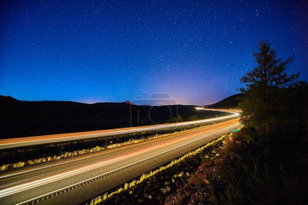 Téléchargez les photos : Longue exposition capture de l'autoroute animée sous le ciel étoilé de l'Arizona, mettant en valeur le mouvement et la tranquillité à Sedona, 2016. - en image libre de droit