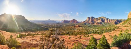 Atemberaubender Panoramablick auf die majestätischen roten Felsformationen von Arizonas in Sedona, gebadet im warmen Schein der Sonne, die die Schönheit der Wüste und den Reiz von Abenteuerreisen präsentiert, 2016.