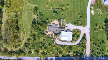 Foto de Vista aérea de lujo de Indiana Estate: impresionante residencia principal, jardines ajardinados y edificio secundario - Imagen libre de derechos