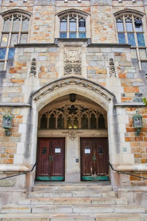 Foto de Entrada histórica de estilo gótico del Cuadrángulo Jurídico de la Universidad de Michigan, con intrincadas tallas de piedra y puertas de madera envejecida - Imagen libre de derechos