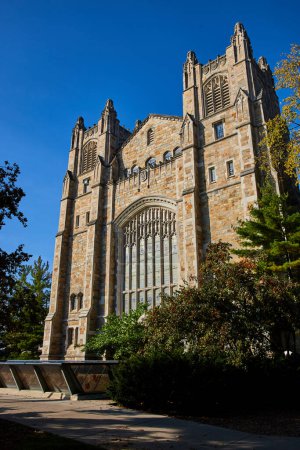 Gothic Revival Architektur der University of Michigans Law Quadrangle unter strahlend blauem Himmel, die Tradition, Geschichte und akademische Exzellenz präsentiert.