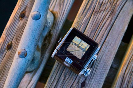 Vintage Twin-Lens-Reflex-Kamera reflektiert urbane Skyline bei Sonnenaufgang in Houghton, Michigan