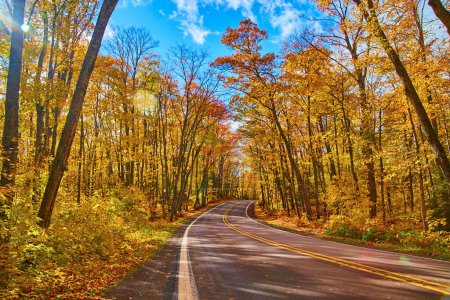 Sonnenbeschienene Herbstreise auf einer heiteren Michigan Country Road, 2017 - Lebendiges Herbstlaub in Keweenaw