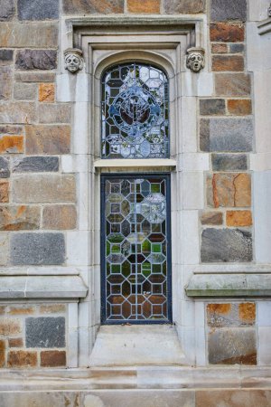 Gotisch inspirierte Glasfenster am University of Michigan Law Quadrangle, das historische architektonische Eleganz präsentiert