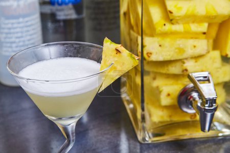 Tropischer Martini in der gehobenen Indiana Bar, perfekte sommerliche Erfrischung mit Ananas-Aufgüssen, 2017
