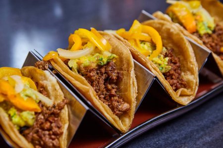 Lebendiges Trio mexikanischer Tacos, serviert in der Bar Fort Wayne, Indiana, repräsentiert schnelles, lässiges Essen und kulinarischen Genuss, 2017