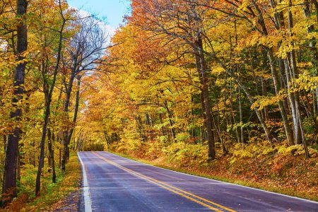 Lebendiges Herbstlaub entlang der Serene Winding Road in Keweenaw, Michigan