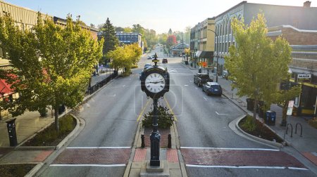 Foto de Tiro del dron temprano en la mañana del histórico reloj de calle Ypsilanti en una tranquila calle principal en Michigan, que refleja el encanto de la pequeña ciudad y la herencia atemporal - Imagen libre de derechos