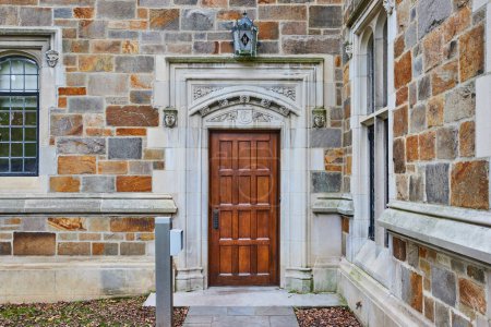 Élégante porte en bois avec arche en pierre sculptée à l'Université du Michigan Law Quadrangle