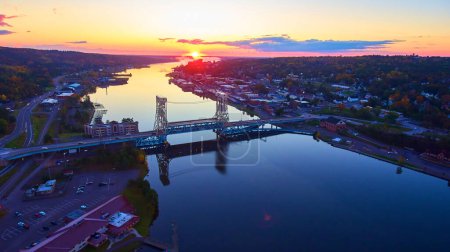 Luftaufnahme der ruhigen Riverside Town mit Liftbrücke bei Sonnenuntergang, Houghton, Michigan, 2017