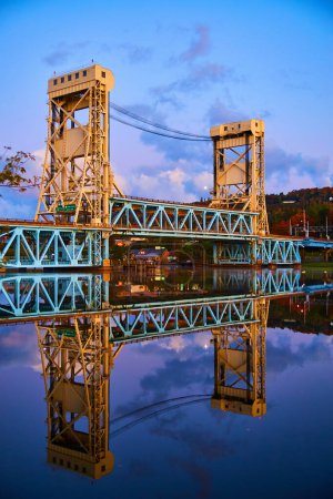 Foto de Portage Lake Lift Bridge en Houghton, Michigan durante la hora azul, mostrando destreza de ingeniería industrial y reflexión tranquila frente al mar, otoño de 2017 - Imagen libre de derechos
