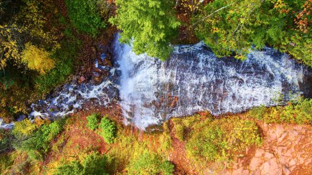 Foto de Vibrante vista aérea de otoño de las cataratas húngaras, Michigan: una perspectiva de dron de la cascada en medio del follaje de otoño - Imagen libre de derechos