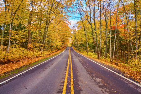 Landschaftlich reizvolle Herbstreise auf einer ruhigen Michigan Road, lebendige Herbstblätter und Bäume, 2017
