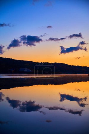 Tranquille Réflexion au lever du soleil sur le lac Houghton, Michigan, à l'automne 2017