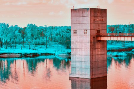 Téléchargez les photos : Image infrarouge vibrante du barrage de Salamonie en Indiana avec des couleurs surréalistes réfléchissant sur l'eau - en image libre de droit