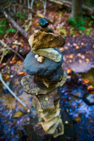 Cairn equilibrado en el sendero forestal en otoño, Alger Falls, Michigan, 2017 - Símbolo de tranquilidad y atención plena