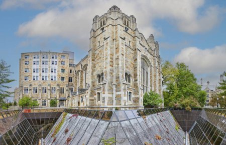 Gotische Architektur trifft auf modernes Design am University of Michigan Law Quadrangle, einer Mischung aus Geschichte und Innovation in Ann Arbor
