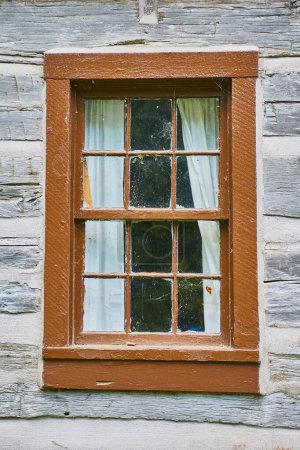 Téléchargez les photos : Fenêtre rustique sur bâtiment en bois vieilli dans Spring Mills State Park, Indiana, évoquant la nostalgie et le passage du temps - en image libre de droit