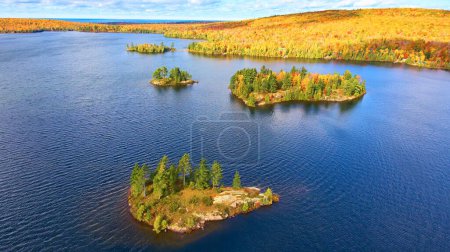 Luftaufnahme von lebhaftem Herbstlaub auf Inseln im Lake Medora, Michigan, aufgenommen von einer DJI Phantom 4 Drohne im Jahr 2017