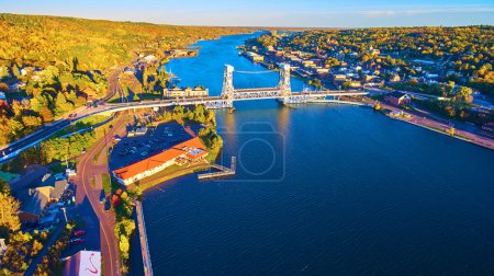 Foto de Vista aérea de la vibrante ciudad frente al mar al atardecer con el icónico puente elevador del lago Portage, Houghton, Michigan, otoño de 2017 - Imagen libre de derechos