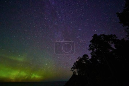 Foto de Impresionante astrofotografía de la Vía Láctea y aurora boreal sobre un desierto sereno en Copper Harbor, Michigan, 2017 - Imagen libre de derechos