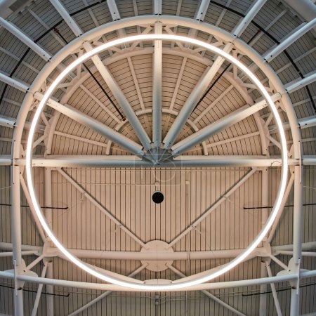 Modernes architektonisches Deckendesign mit kreisförmiger Beleuchtung am Flughafen von Charlotte, North Carolina