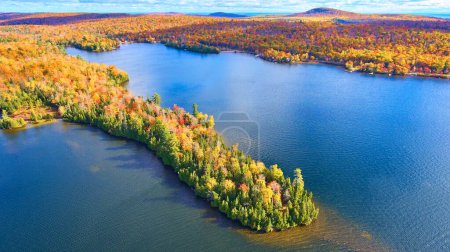 2017 Luftaufnahme des Medora-Sees in Michigan im Herbst mit leuchtenden Herbstfarben und heiterem Wasser, aufgenommen von der DJI Phantom 4 Drohne