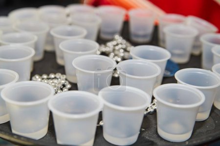 Preparación de una fiesta de temática mexicana con detalle de primer plano de copas de plástico y decoración metálica, celebración del Cinco de Mayo en Fort Wayne, Indiana, 2017.