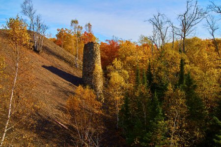 Herbst in Cliff Mines, Michigan - Lebendige Herbstfarben umgeben einsamen Steinkamin inmitten von Birken