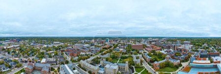Vista panorámica de una arquitectura urbana ricamente diversa en Ann Arbor, Michigan, mostrando una mezcla de estructuras modernas y tradicionales bajo un cielo nublado.
