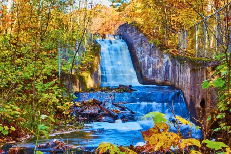 Foto de Otoño en Hungarian Falls, Michigan - Cascada artificial en medio de follaje vibrante - Imagen libre de derechos