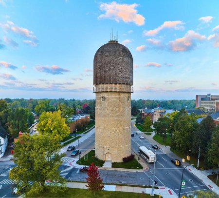 Panorama de la hora dorada de la histórica torre de agua Ypsilanti en Michigan, mostrando un entorno suburbano sereno capturado por el dron DJI Mavic 3.