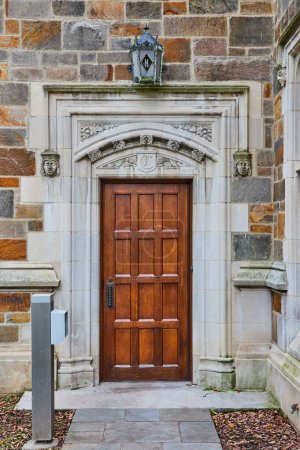 Élégante porte en bois en arche de pierre à l'Université de Michigans Historic Law Quadrangle