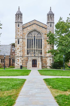 Gotische Architektur des University of Michigan Law Quadrangle, ein symbolträchtiges Steingebäude in Ann Arbor