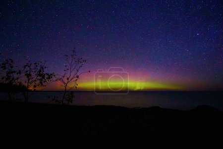 Téléchargez les photos : Des aurores boréales vives au-dessus de terrains rocheux à Copper Harbor, Michigan, capturées à l'automne 2017 - en image libre de droit