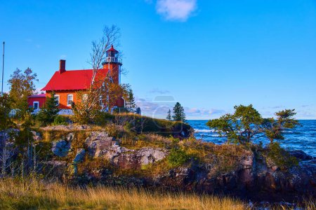 Heiterer Herbstnachmittag am Leuchtturm von Eagle Harbor auf einer Felsklippe des Michigans Lake Superior