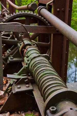 Désintégration de l'histoire industrielle dans la forêt sereine du Michigan - Vue rapprochée de l'appareillage mécanique rouillé et des engrenages